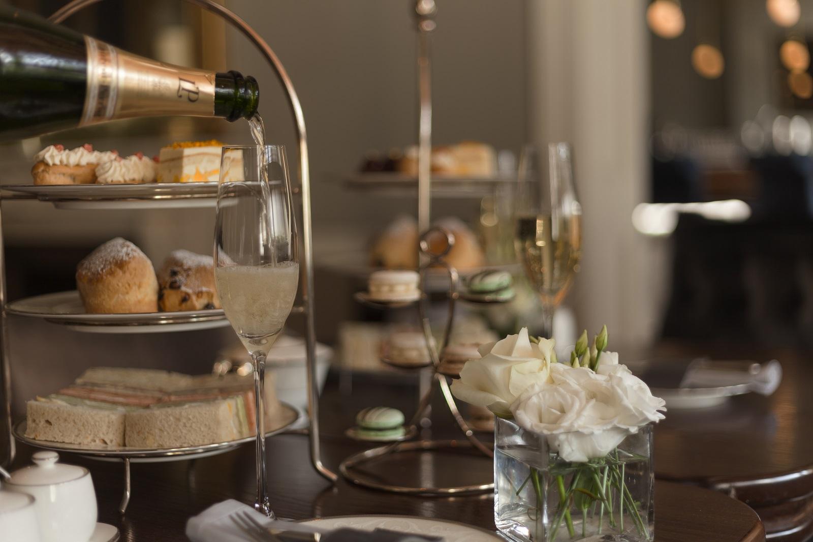 โรซีต เฮาส์ ลอนดอน Hotel ภายนอก รูปภาพ Afternoon tea at the Ritz-Carlton, DIFC, Dubai