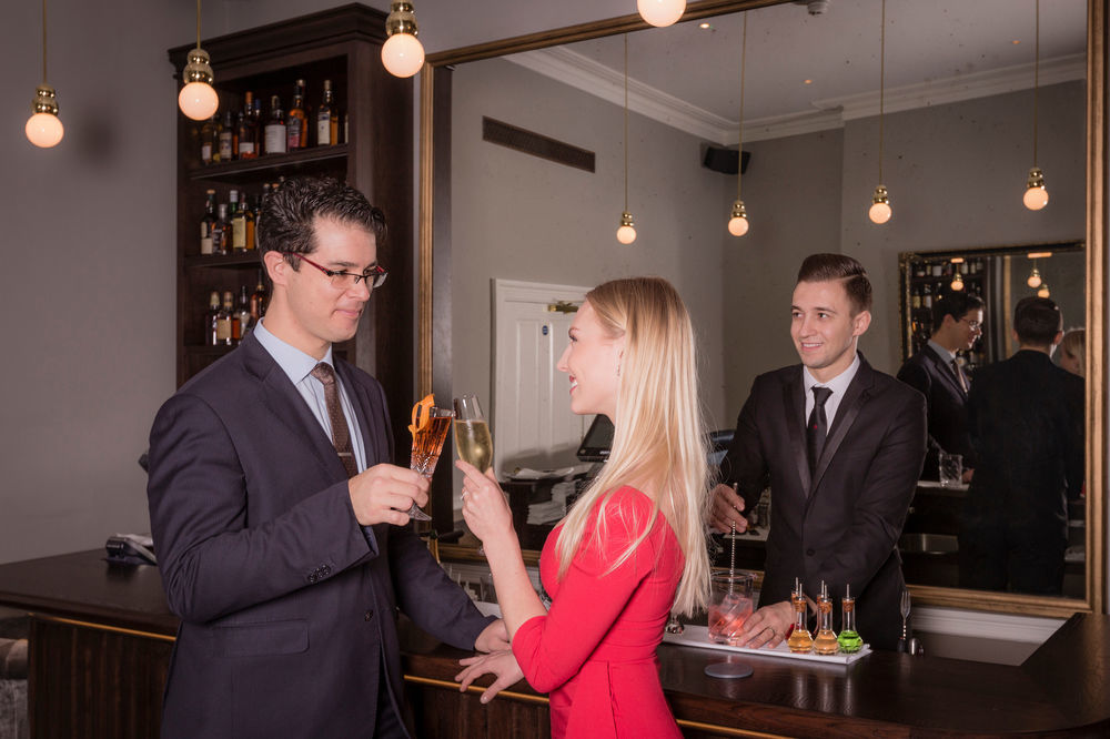 โรซีต เฮาส์ ลอนดอน Hotel ภายนอก รูปภาพ A bartender serving drinks