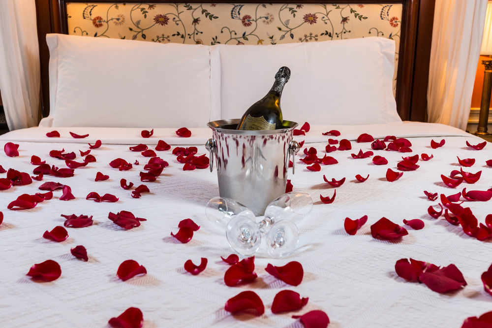 โรซีต เฮาส์ ลอนดอน Hotel ภายนอก รูปภาพ A bed with rose petals and champagne